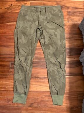 prAna Camo Jogger Pants Size 4 Green Utility Hiking Travel Outdoor (0724)